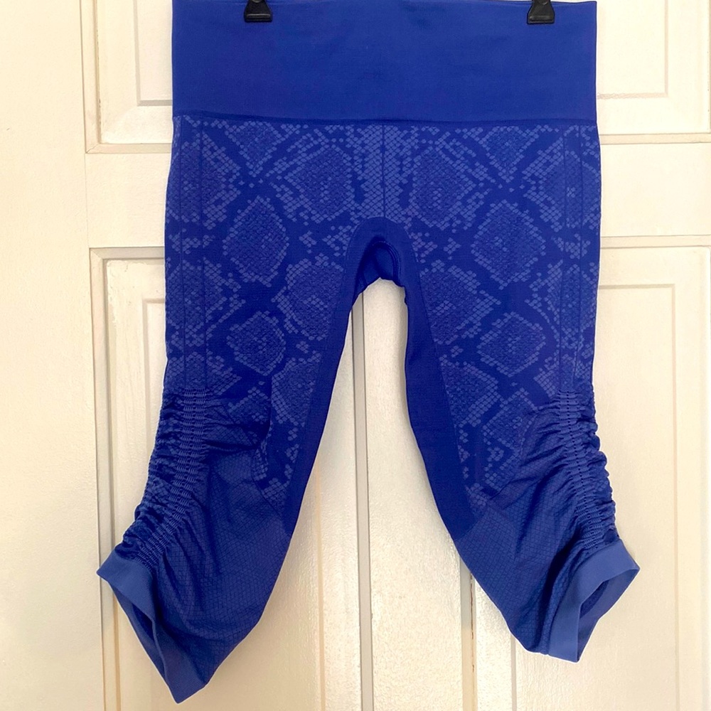 Lululemon Ebb to Street Limited Edition Snakeskin Print Capri Tights Pants, 6